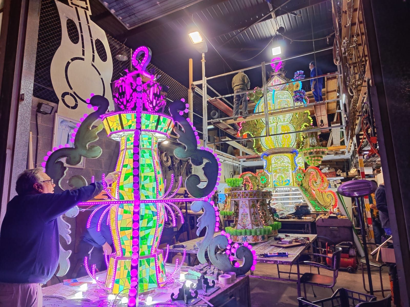 La construcció de les 19 gaiates de La Magdalena requereix mesos de treball de les comissions