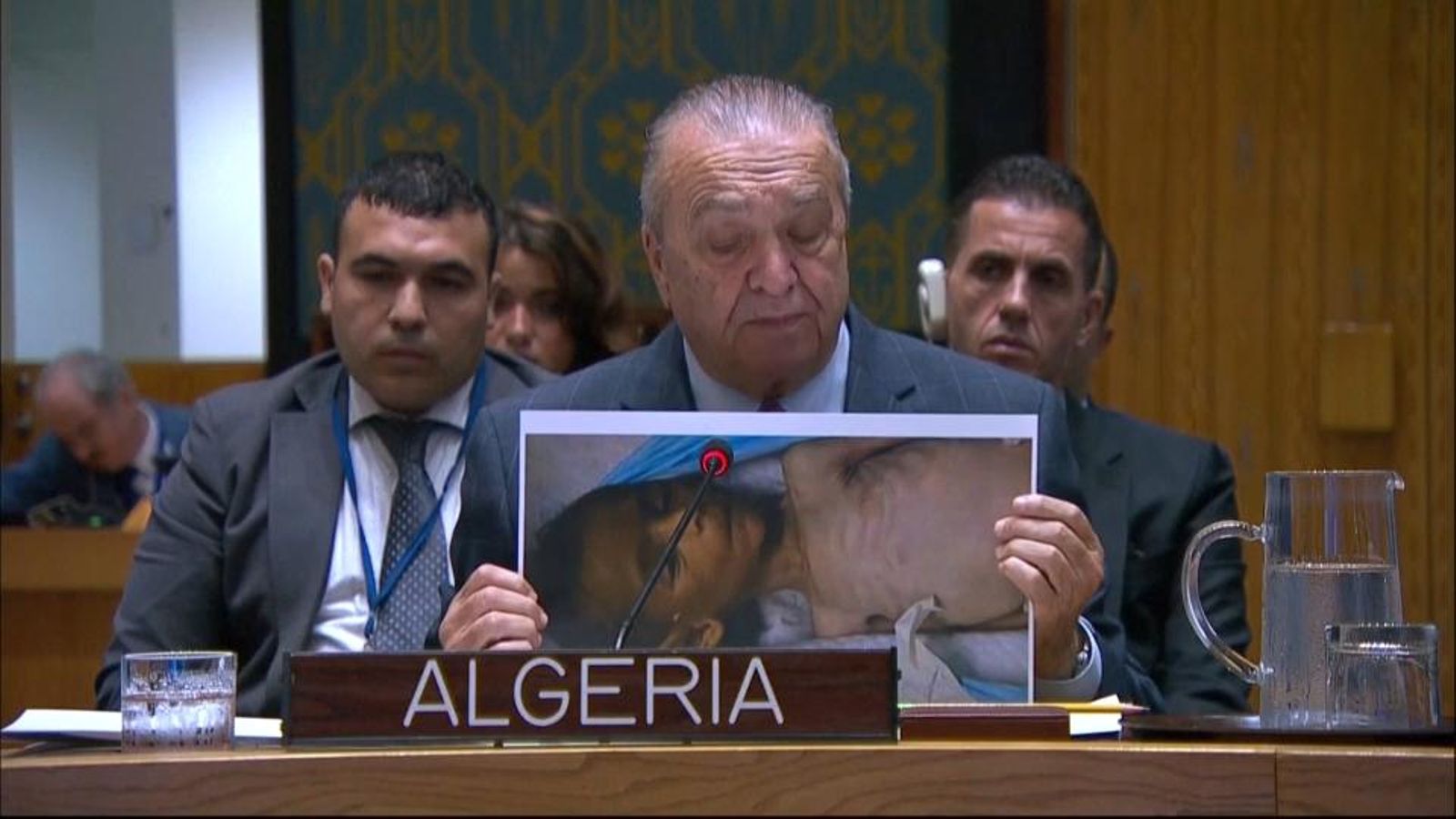 L'ambaixador d'Algèria mostra la imatge de Yahya, un xiquet mort de fam a Gaza