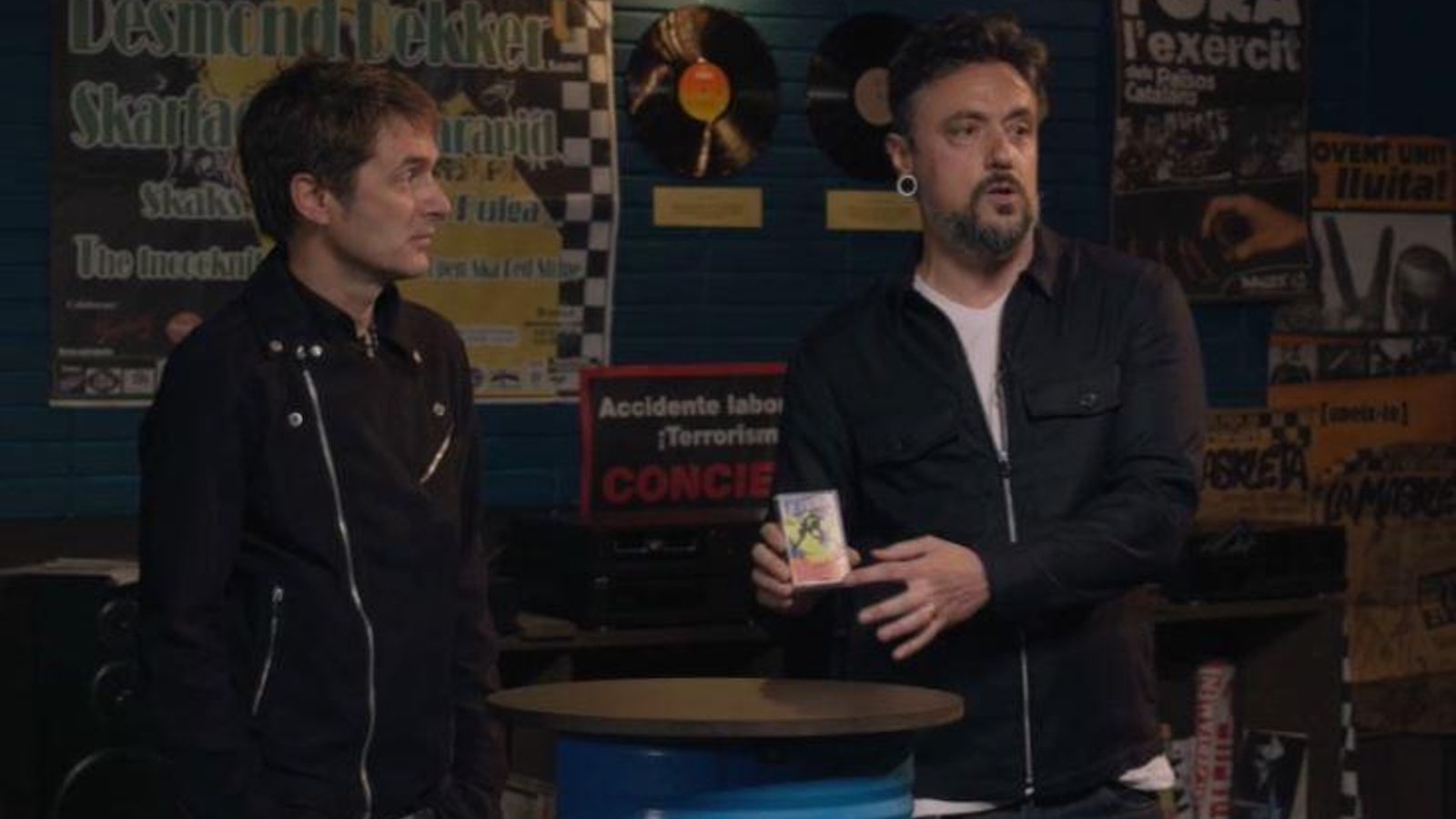 Txus, cantant de Disidentes, i Maki, baixista, durant la entrevista a La maskletà