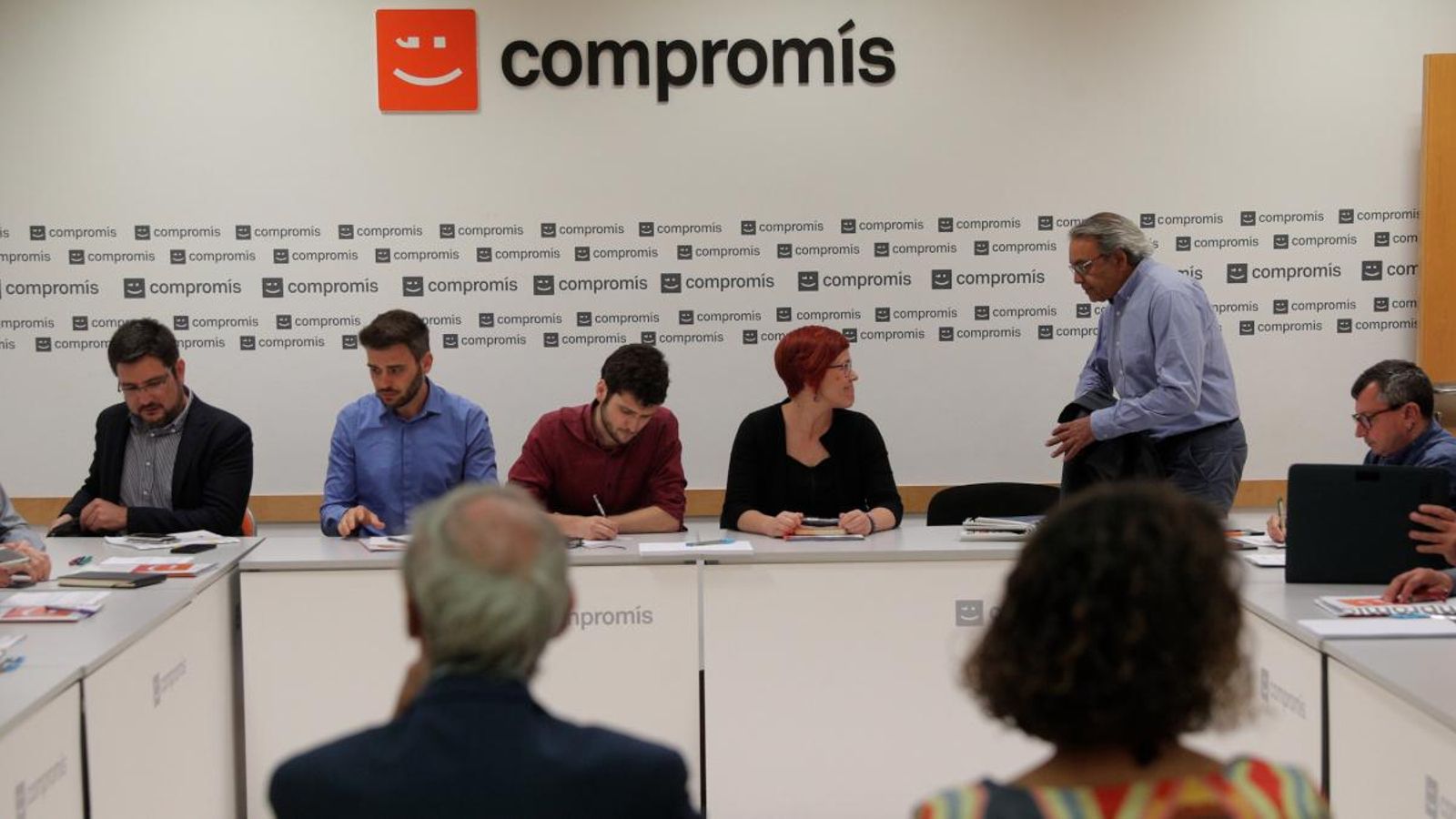 La comissió negociadora, a la seu de Compromís
