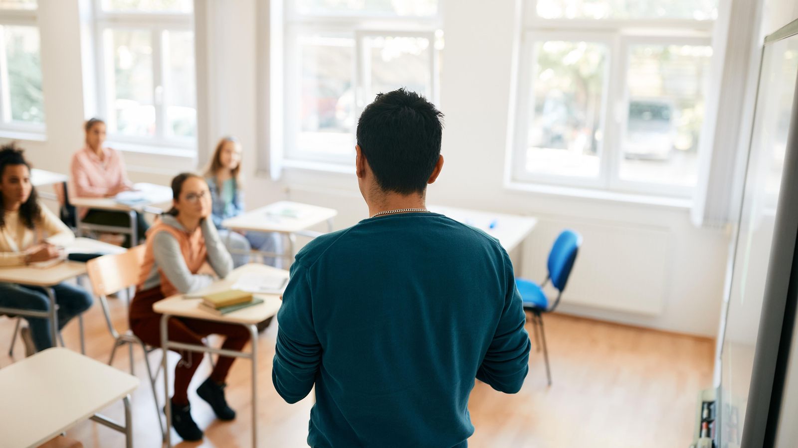 podran inscriure's aquelles persones que complisquen, com a mínim, vint anys en 2024 i que no estiguen matriculats en ensenyaments de Batxillerat.