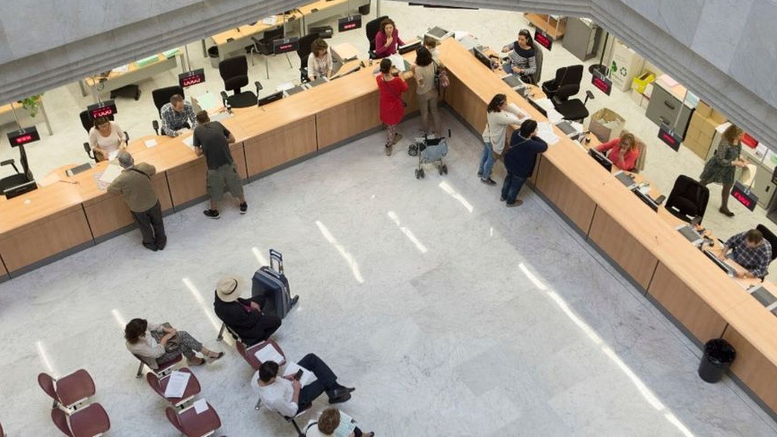 Funcionariat atenent el públic en una imatge d'arxiu