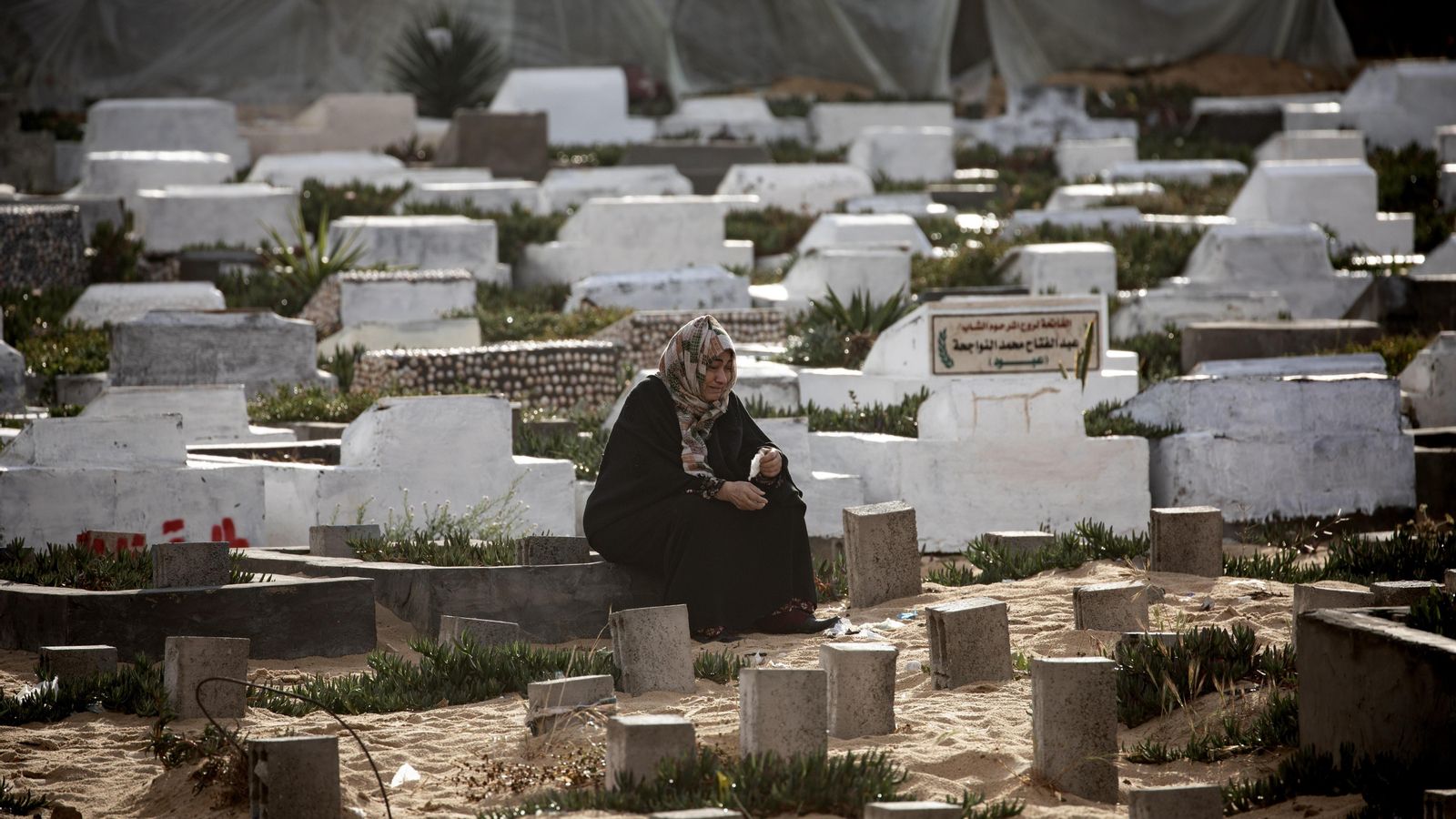 Una dona palestina desplaçada visita la tomba d'un ser estimat, en el sud de la Franja de Gaza