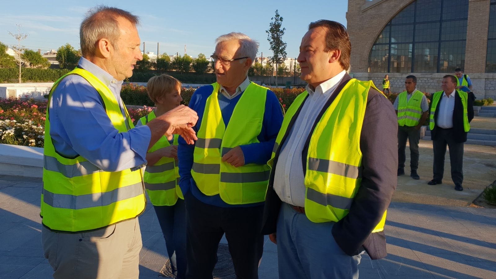 L'alcalde, Joan Ribó, i el regidor d'Urbanisme, Vicent Sarrià, aquest dimecres durant la visita al Parc Central de València