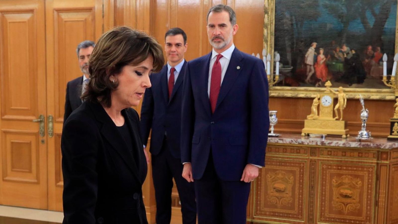 Dolores Delgado jura el càrrec davant el rei Felip VI i el president Pedro Sánchez al palau de La Zarzuela Dolores Delgado jura el càrrec davant el rei Felip VI i el president Pedro Sánchez al palau de La Zarzuela