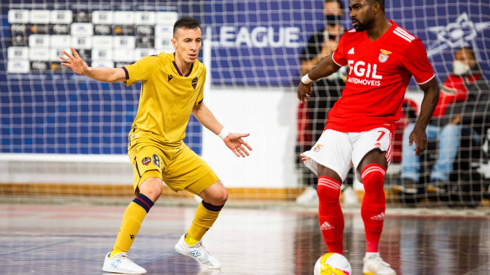 Maxi Rescia, en una acció del partit