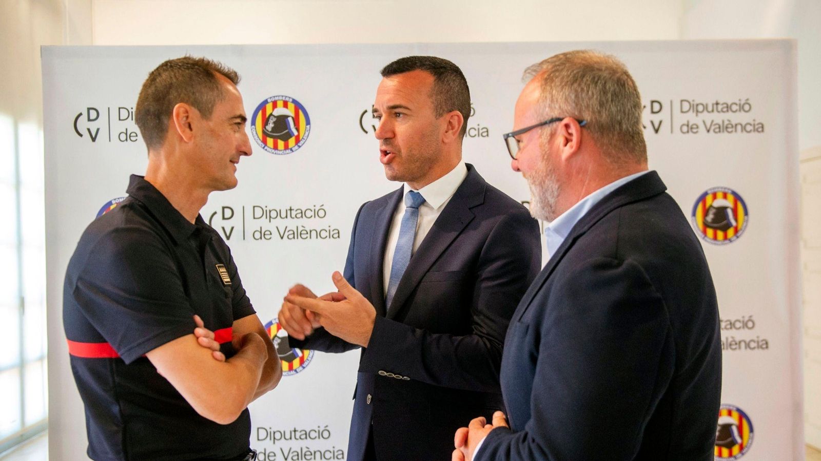 El president de la Diputació, Vicent Mompó, i el diputat de bombers i president de l'entitat, Avelino Mascarell, en imatge d'arxiu