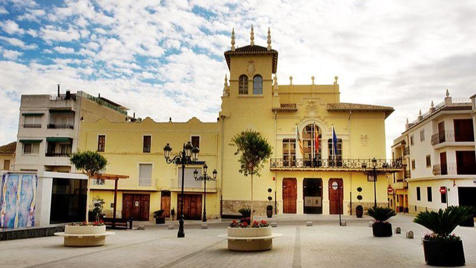 Les festes de Riba-roja, malgrat organitzar-les un grup de joves, compten amb subvencions municipals i programen actes en edificis públics