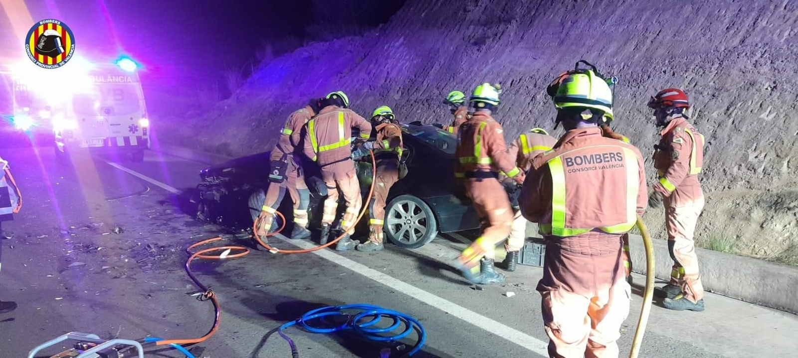 Bombers de Xàtiva, Navarrés i Alzira rescaten un conductor atrapat