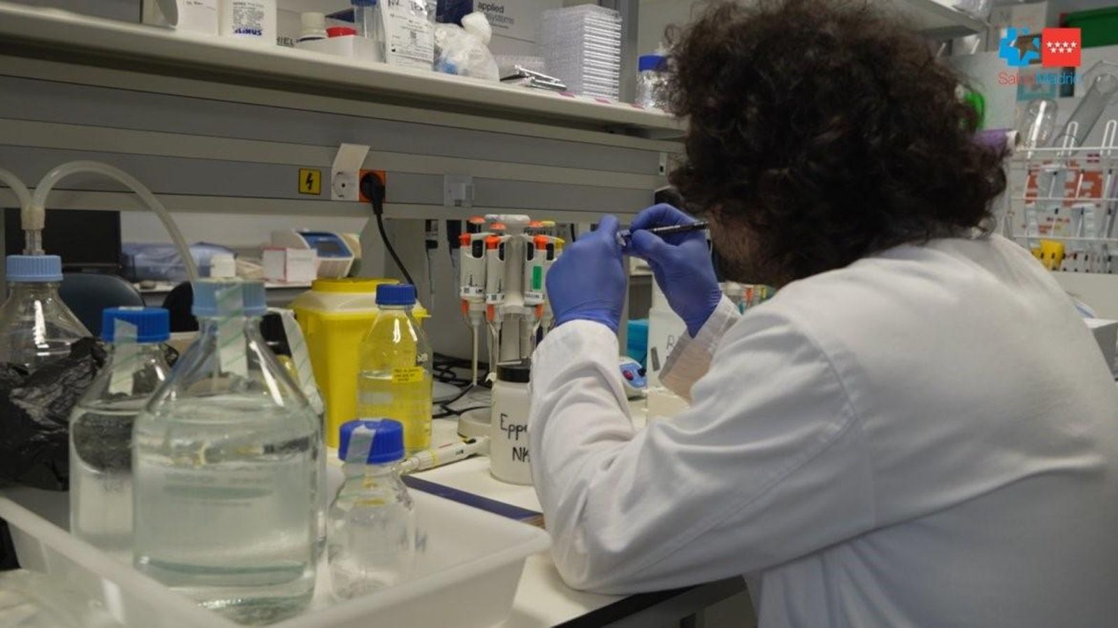 Un investigador al laboratori de La Paz