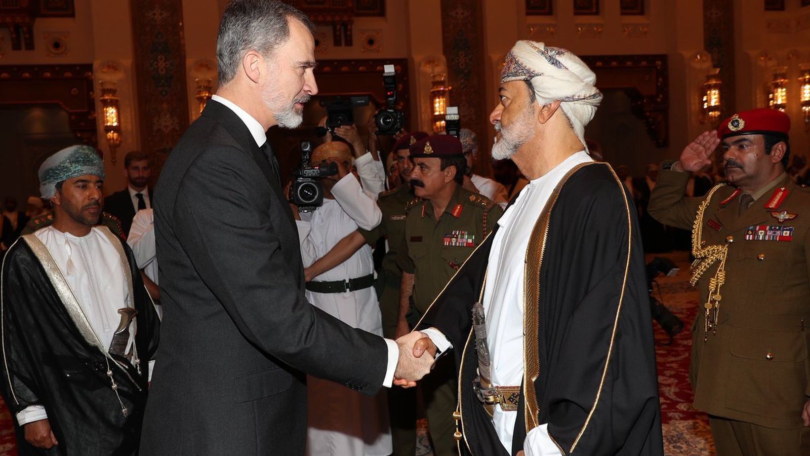 El rei Felip VI saluda a Haitham bin Tariq, sultà d'Oman, en una imatge d'arxiu