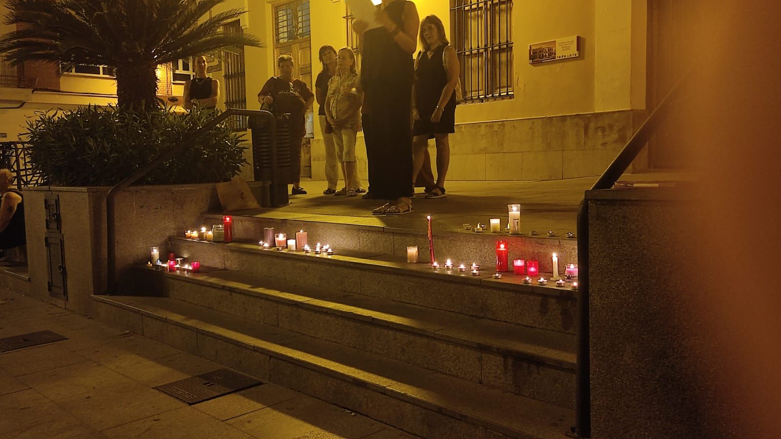 Un moment de la vigília, durant la lectura del manifest, a Burjassot