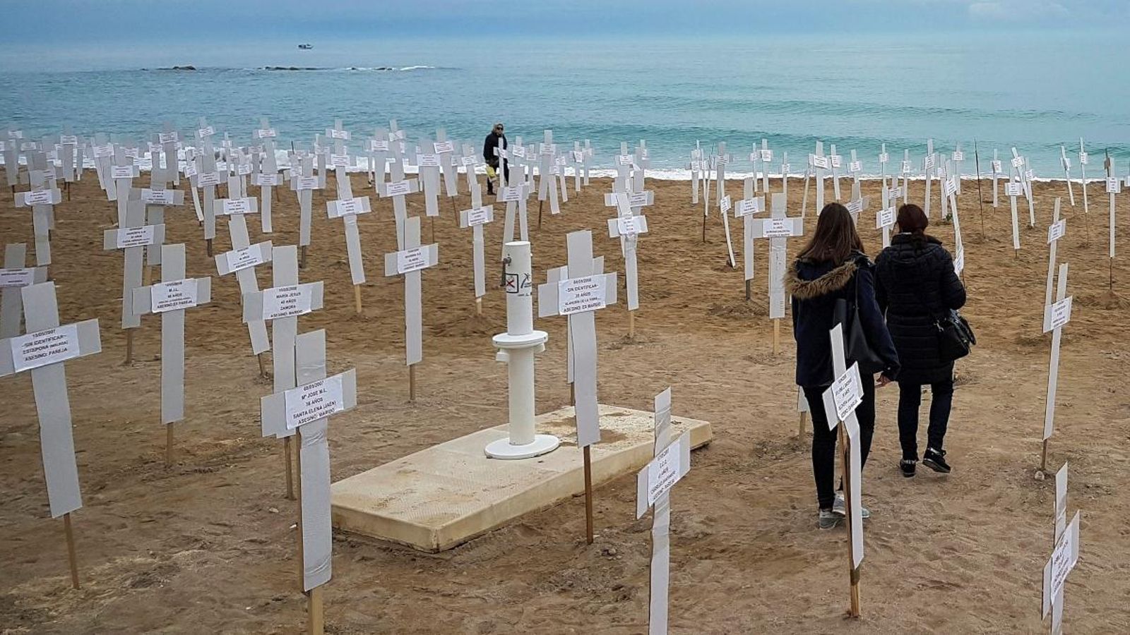 Exposició amb 731 creus que representen les dones assassinades en crims de violència de gènere des de 2007 fins a 2018, a la platja de Fortí de Vinaròs