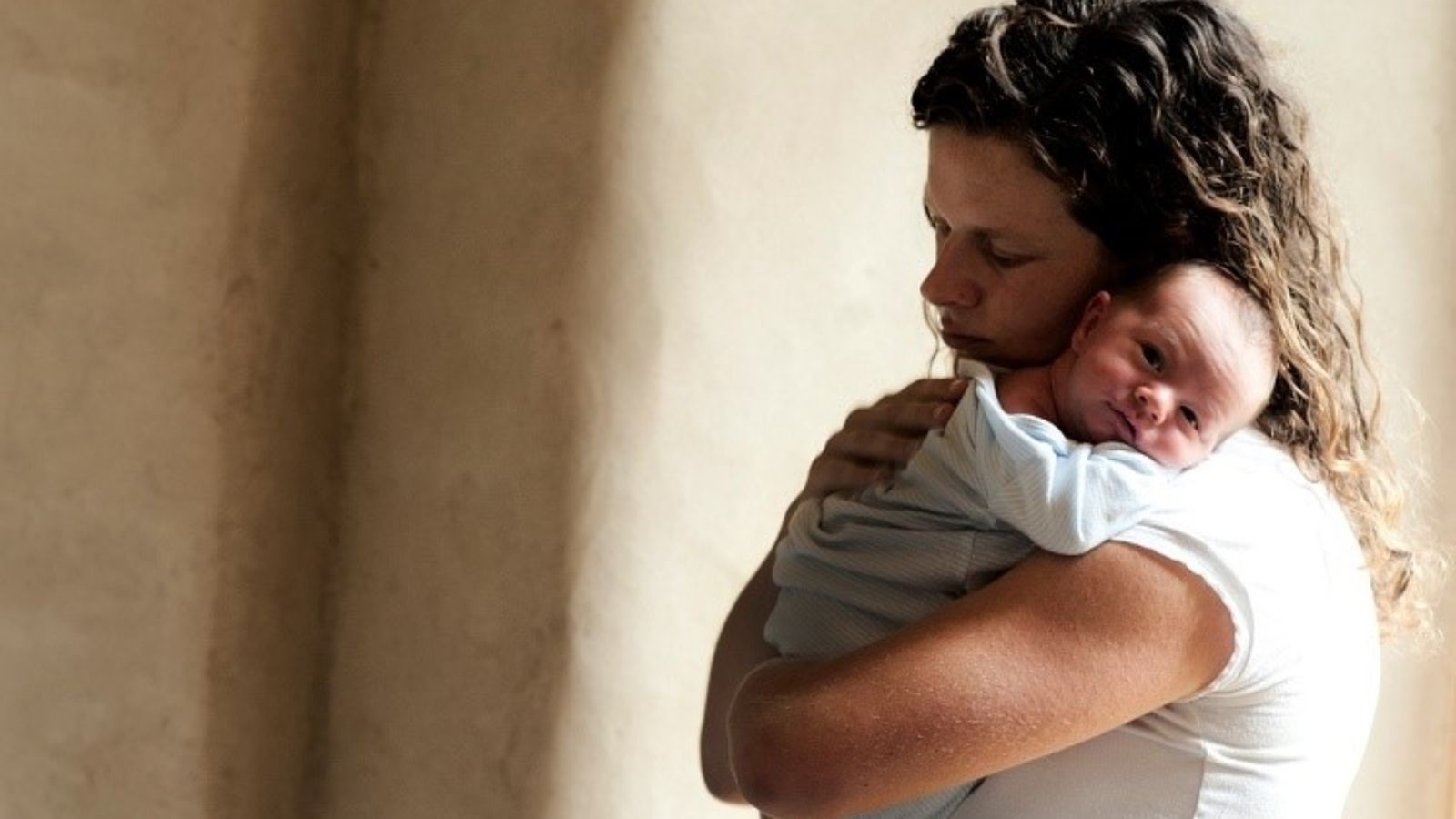 La durada actual del permís de maternitat suposa, en molts casos, un entrebanc a la lactància materna exclusiva