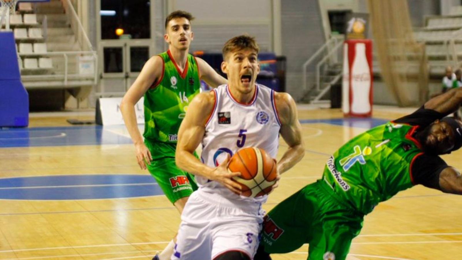 Una acció del partit al Pedro Ferrándiz