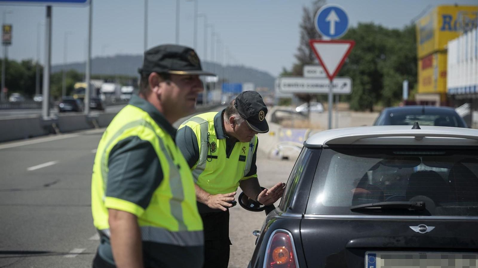 Un agent de la Guàrdia Civil fa parar un vehicle Un agent de la Guàrdia Civil deté a un vehicle