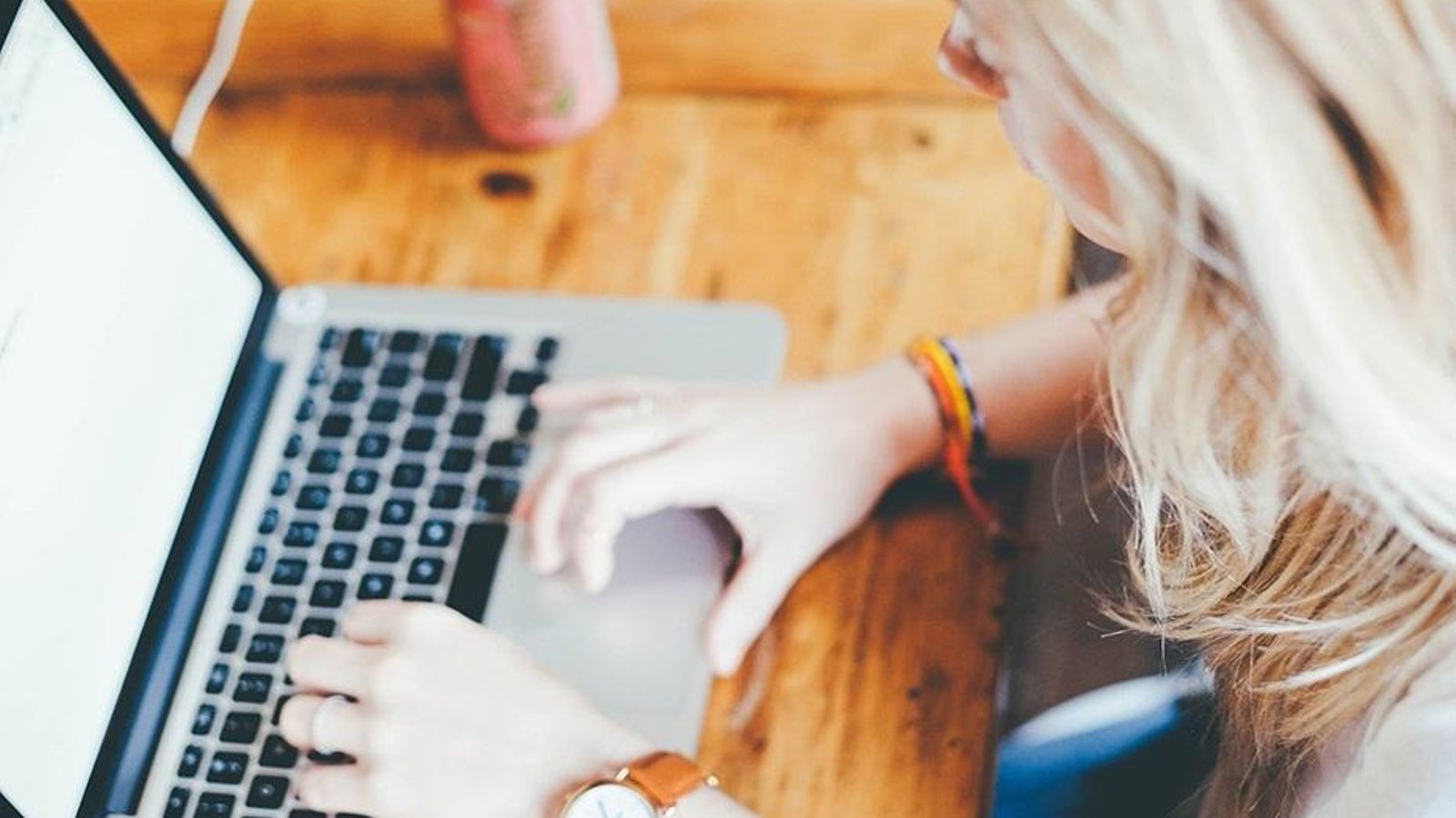 Persona utilitzant un ordinador