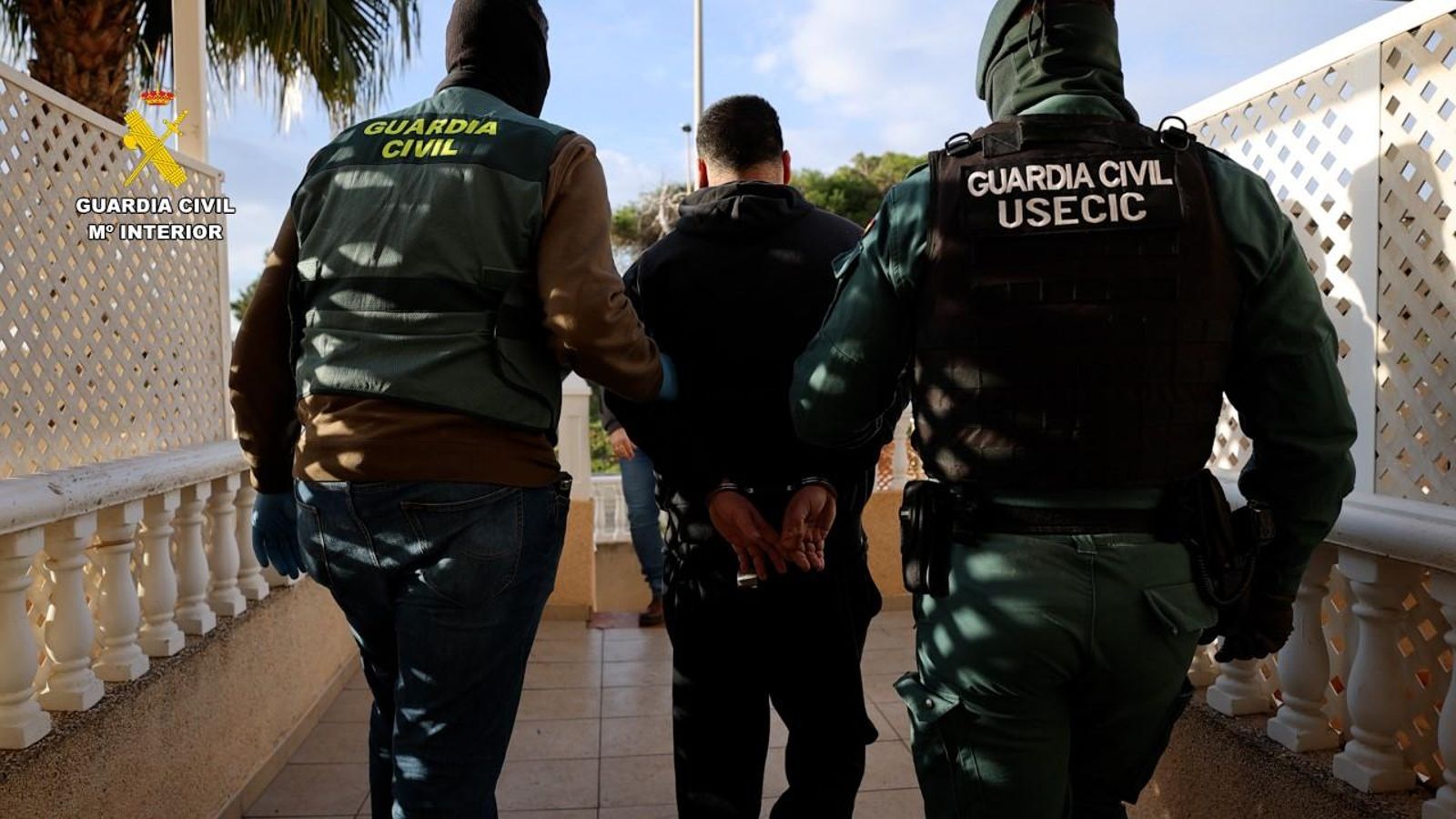 Agents de la Guàrdia Civil custodien l'autor material de l'estafa