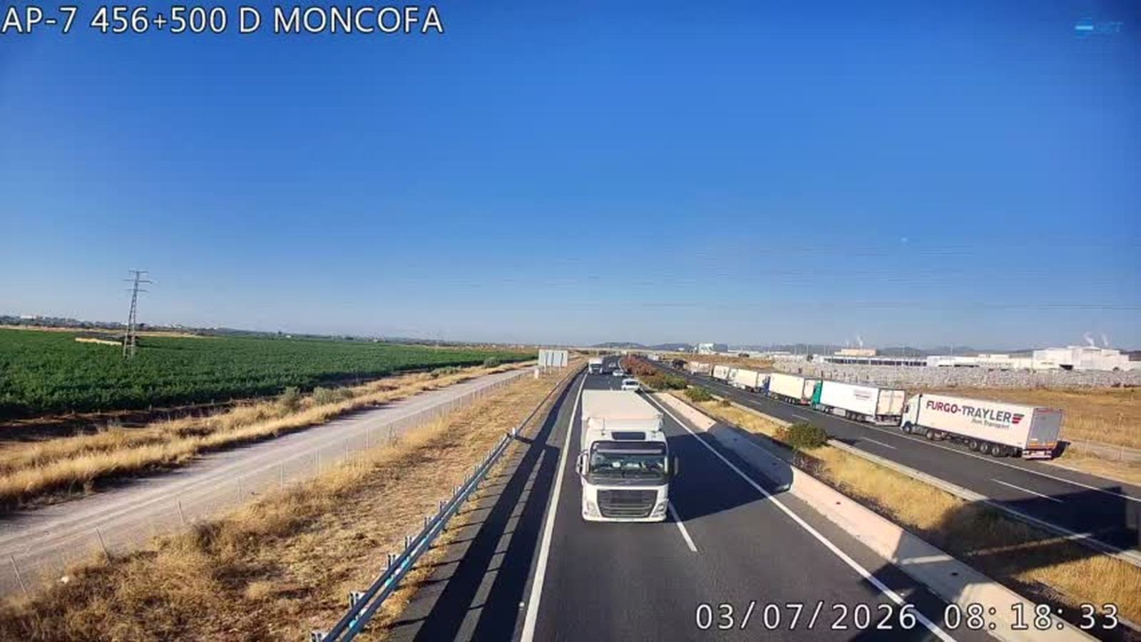 Diversos camions parats a l'AP-7, este divendres