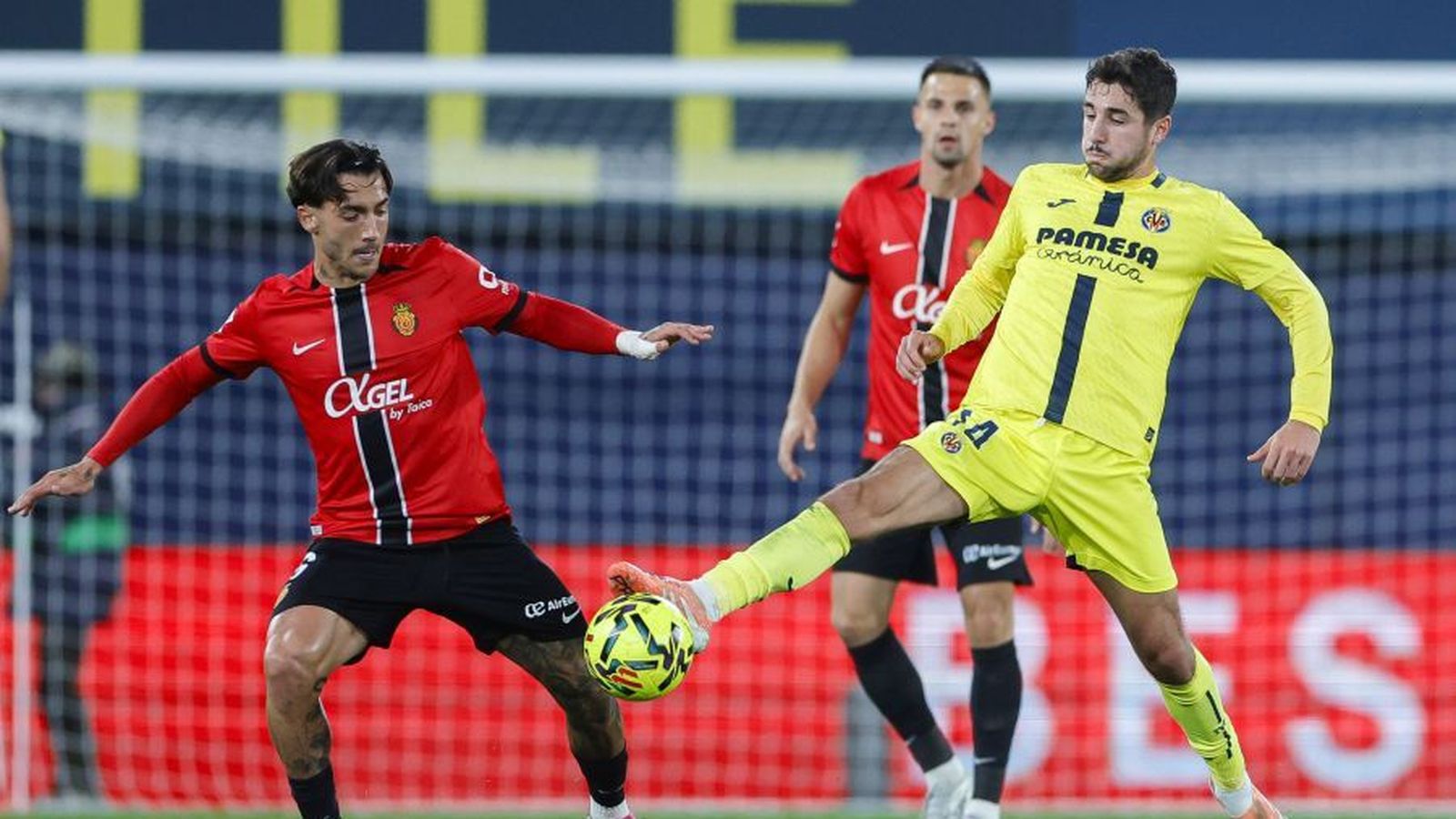 Comesaña, en una acció del partit de la primera volta