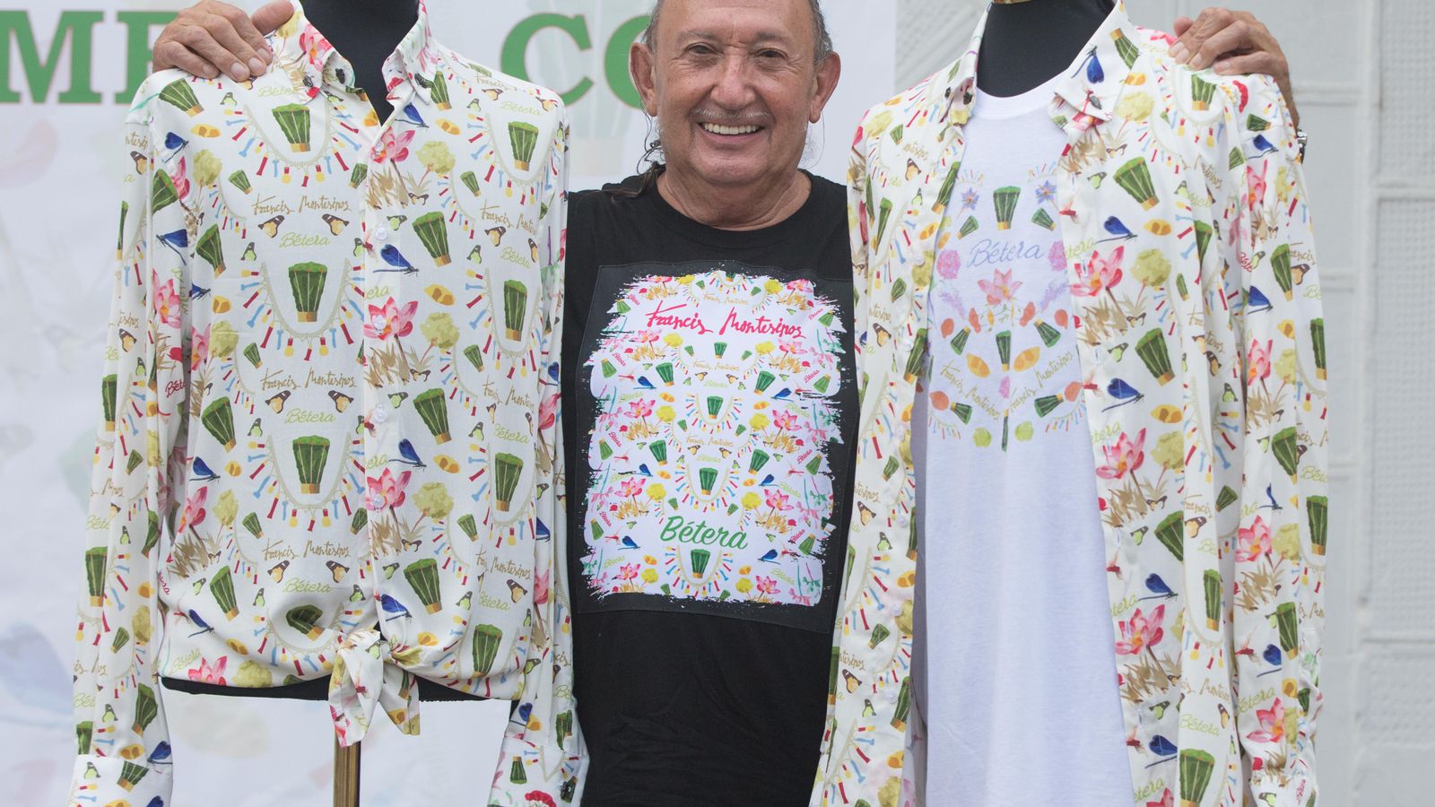 Francis Montesinos amb les camises que ha dissenyat per a la festa de les alfàbegues de Bètera