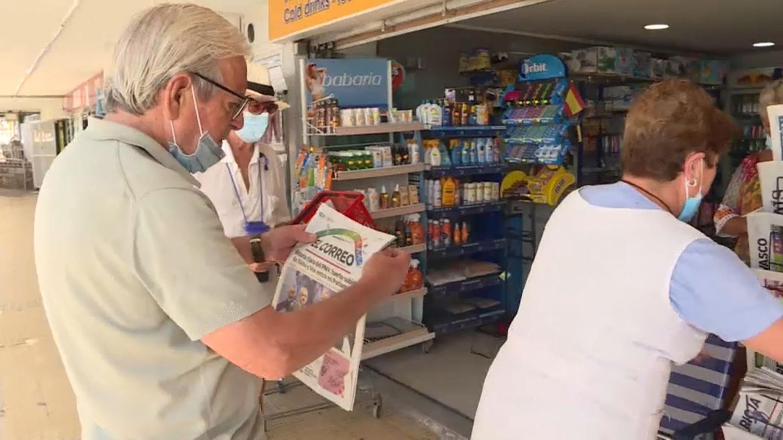 Un turista a Benidorm mira la portada d'un diari l'endemà de les eleccions al País Basc