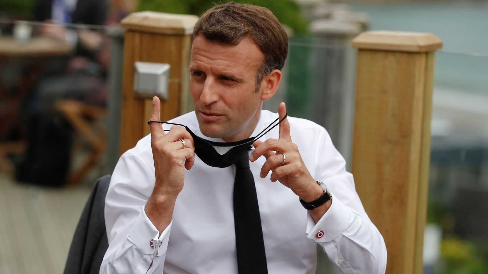 El president de França, Emmanuel Macron, es retira la mascareta en una imatge de la setmana passada,