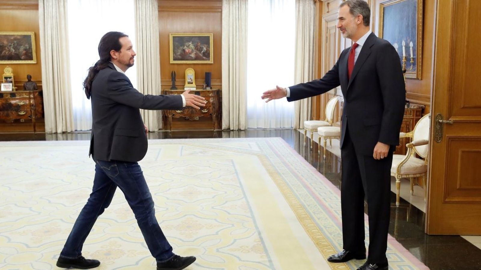 El rei Felip VI saluda el líder de Podem, Pablo Iglesias, abans de la recepció a La Zarzuela