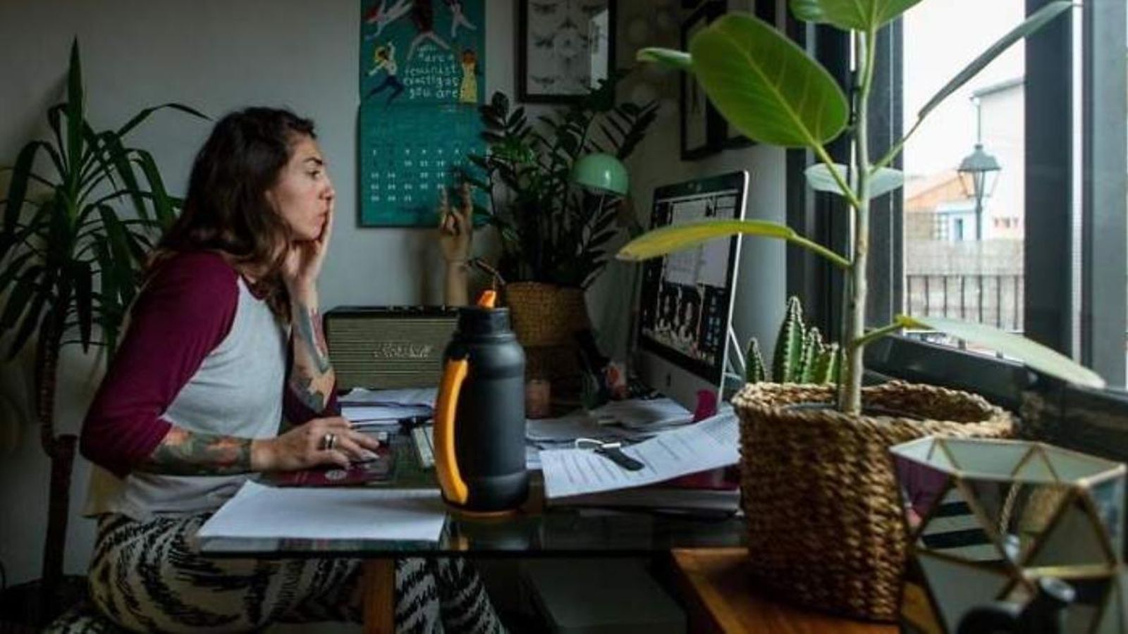 Una dona treballant des de casa, en una imatge d'arxiu