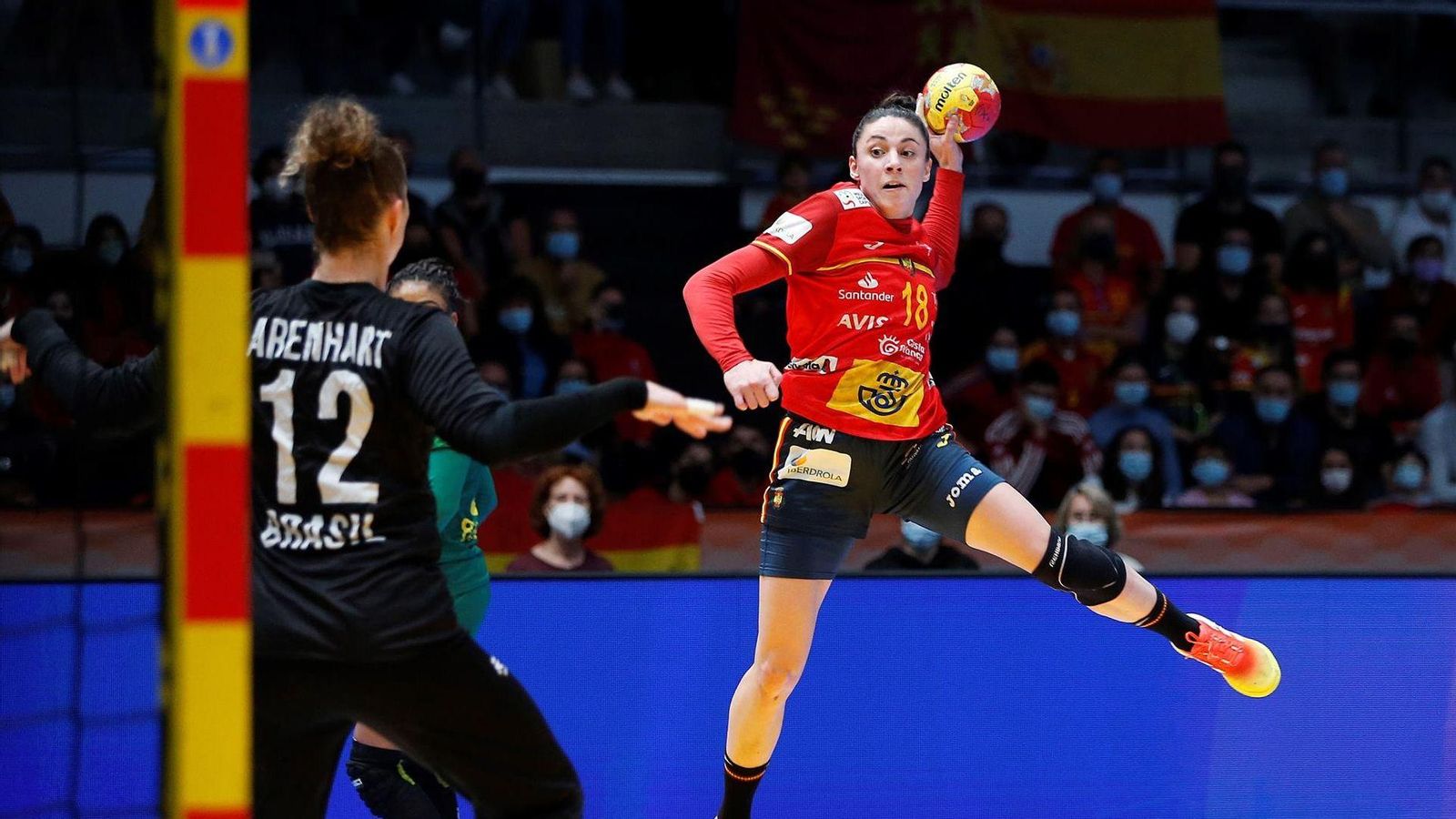 Maitane Echeverria fa un llançament a porteria