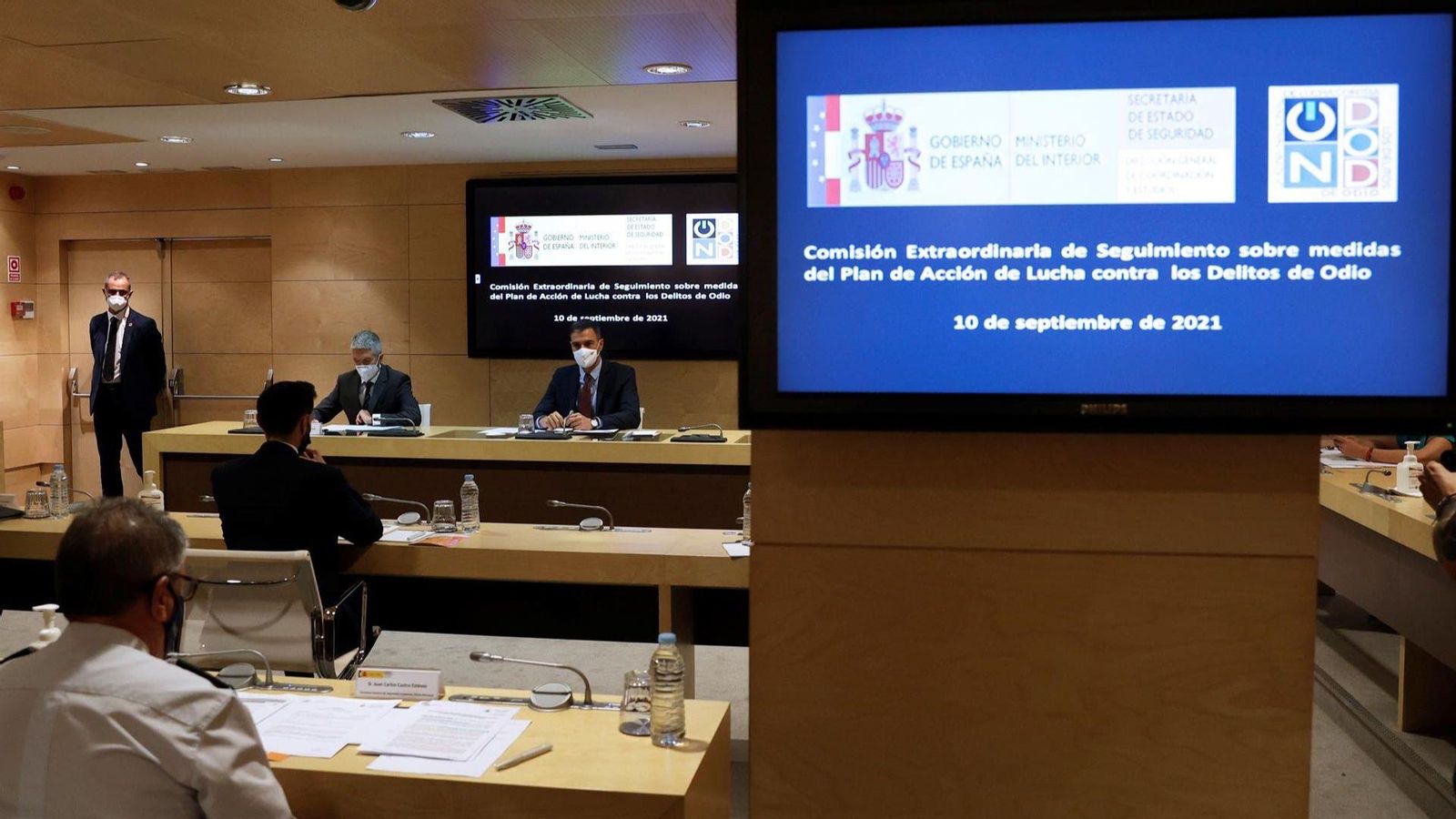 El president del govern espanyol, Pedro Sánchez, i el ministre de l'Interior, Fernando Grande-Marlaska, participen en la comissió de seguiment del pla contra els delictes d'odi