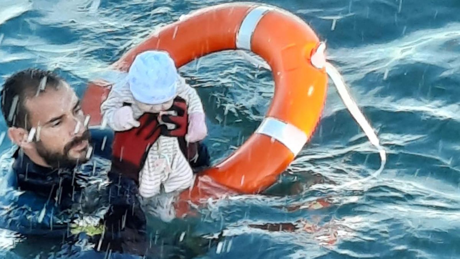Un submarinista de la Guàrdia Civil rescata un nadó en la mar