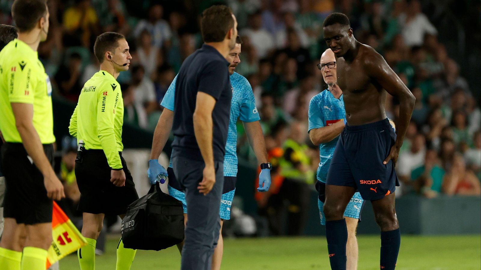 Diakhaby es retira lesionat en el partit contra el Betis