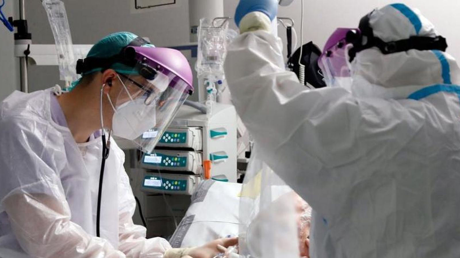 Sanitaris atenen un pacient en l'UCI de l'Hospital La Fé de València en una imatge d'arxiu