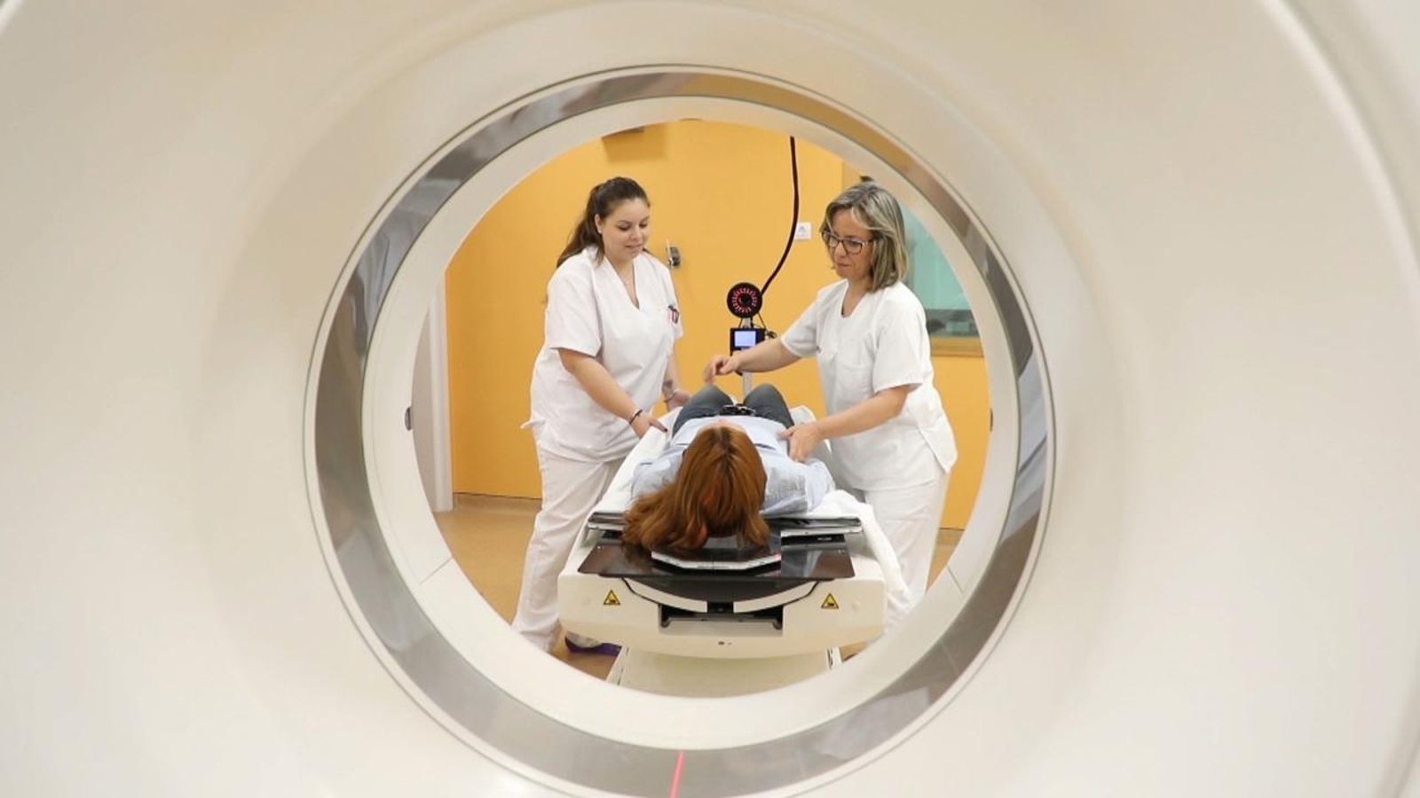 Una dona es tractada a l'hospital