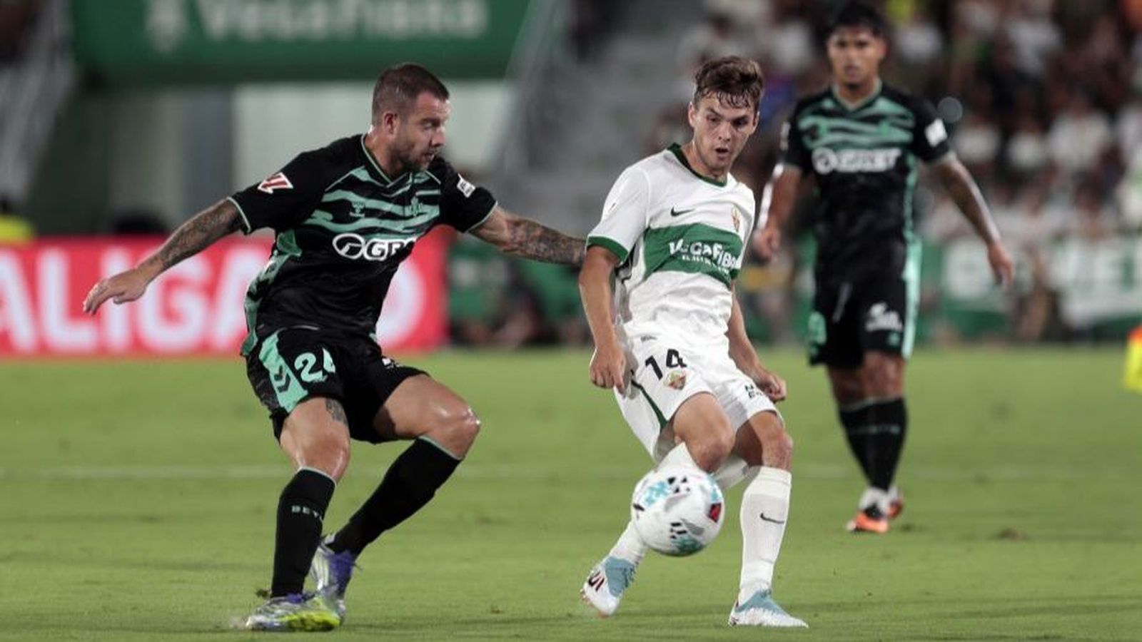 Aleix Febas, en una acció del duel de la primera volta