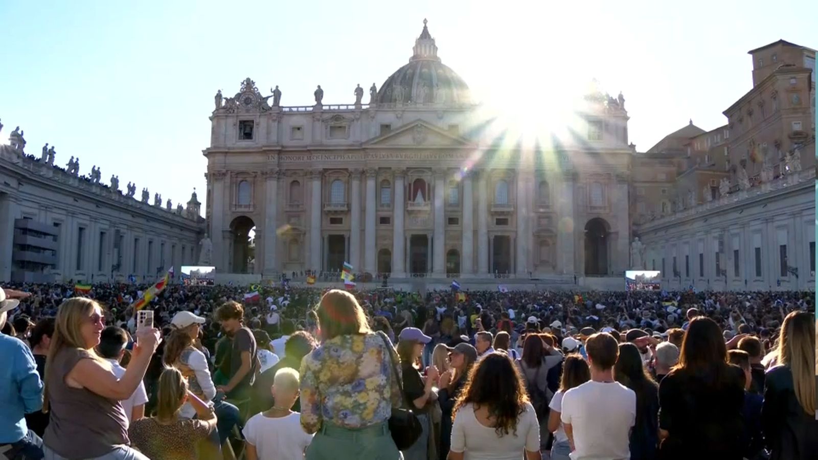 Centenars de milers de persones es concentren a la plaça de Sant Pere del Vaticà