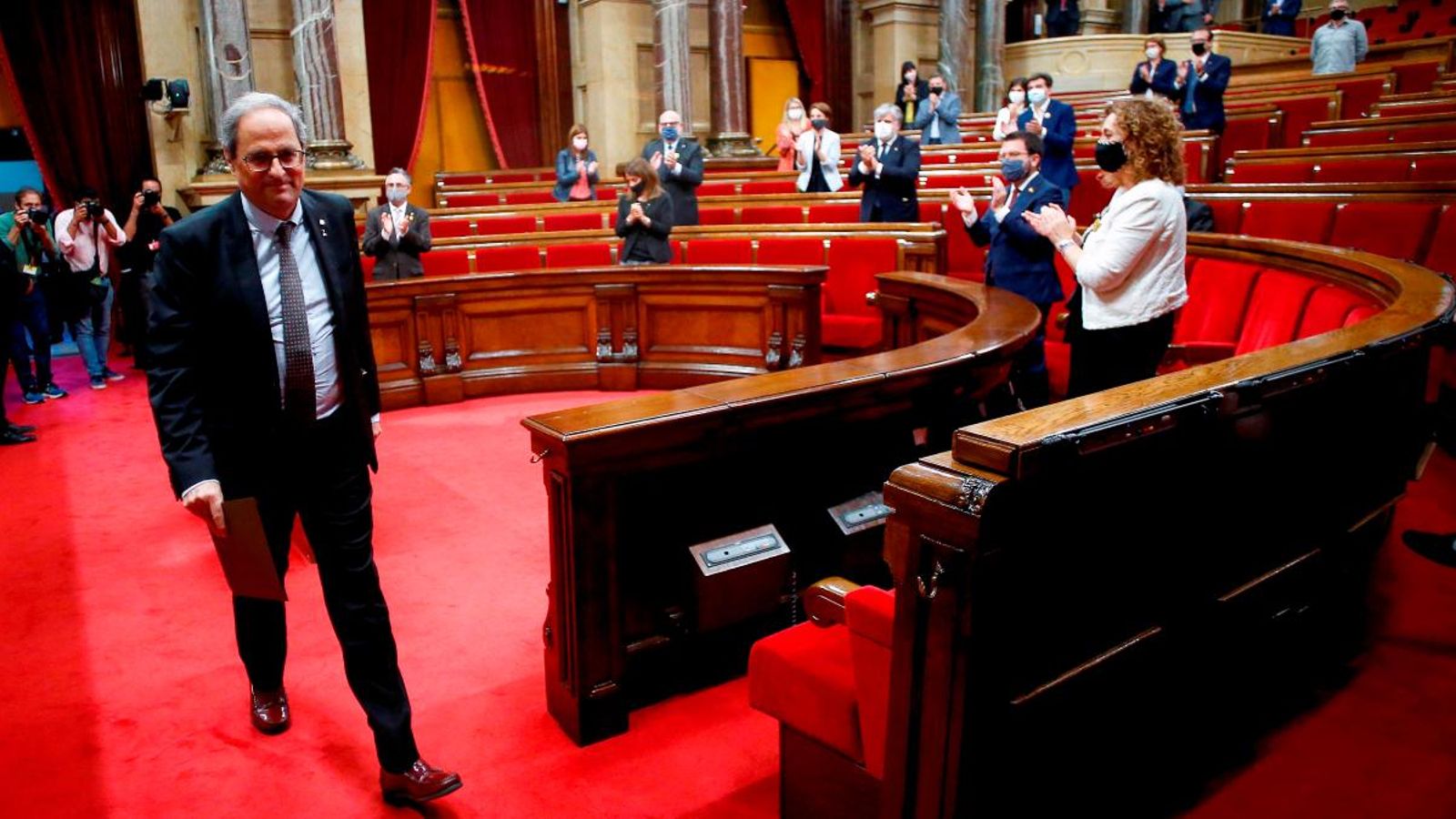 Quim Torra abandona el parlament català després del ple que va abordar la seua inhabilitació, i on va acudir com a convidat