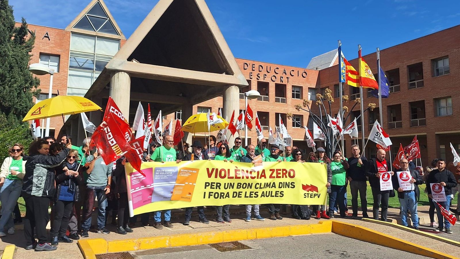 Concentració de la Plataforma per l'Ensenyament Públic davant la Conselleria d'Educació