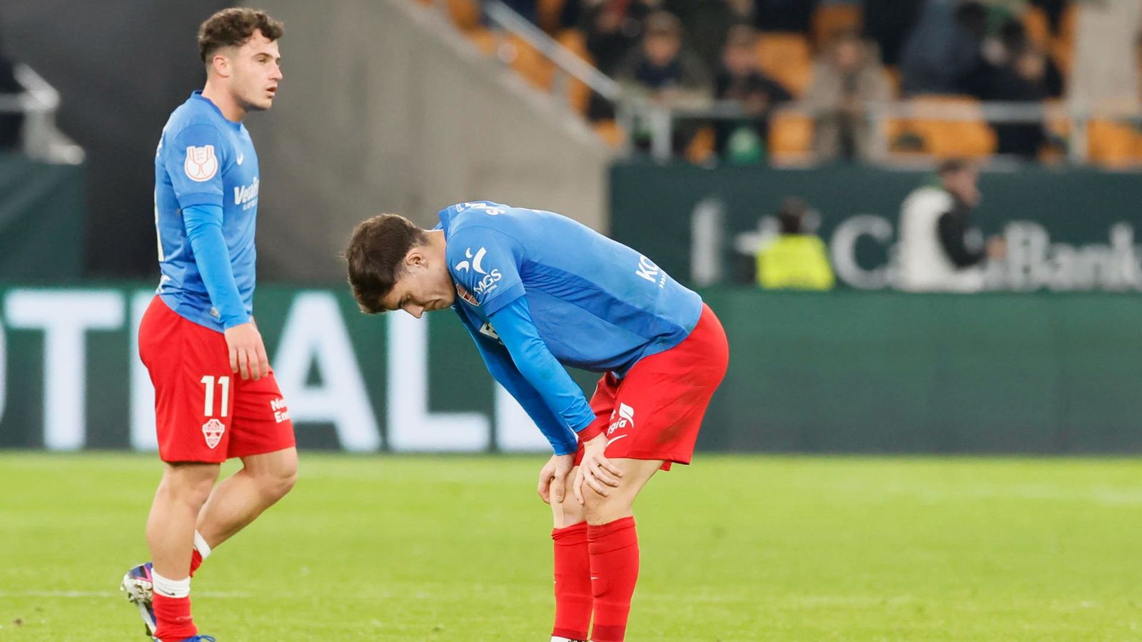 Els jugadors de l'Elx es lamenten després de caure eliminats