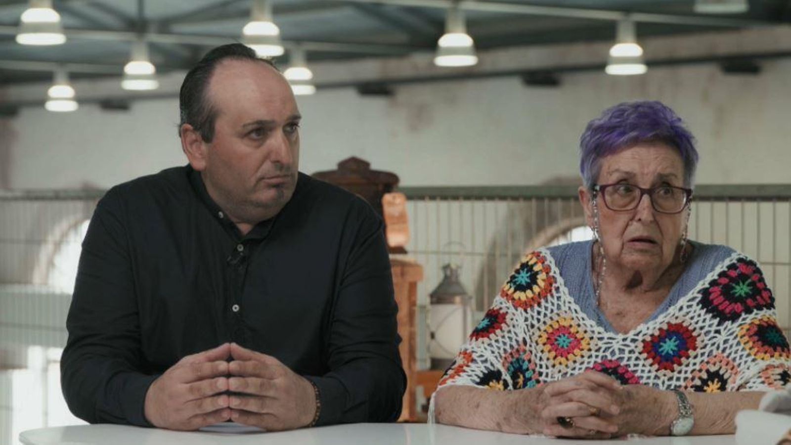 Matilde Roca, la filla, amb un net del bomber