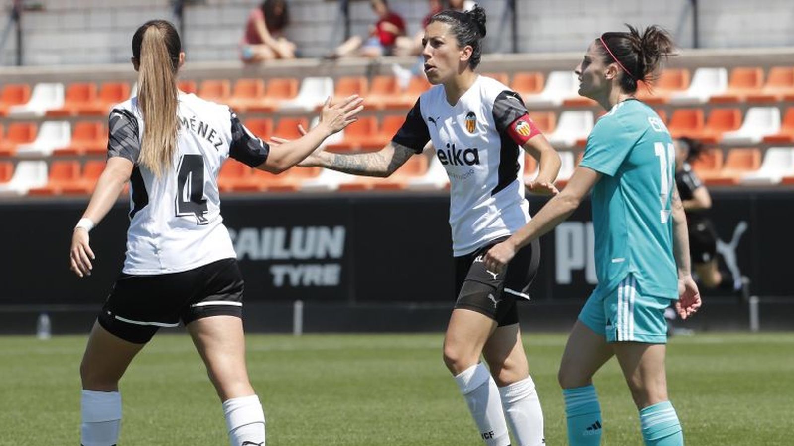 Les valencianistes María Jiménez i Marta Carro es xoquen la mà davant Esther González, del Reial Madrid