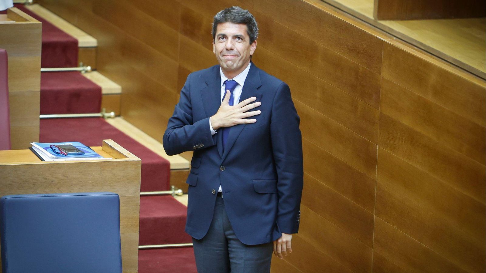 Carlos Mazón, agraeix els aplaudiments dels diputats de l'hemicicle, instants després de ser investit com a president de la Generalitat