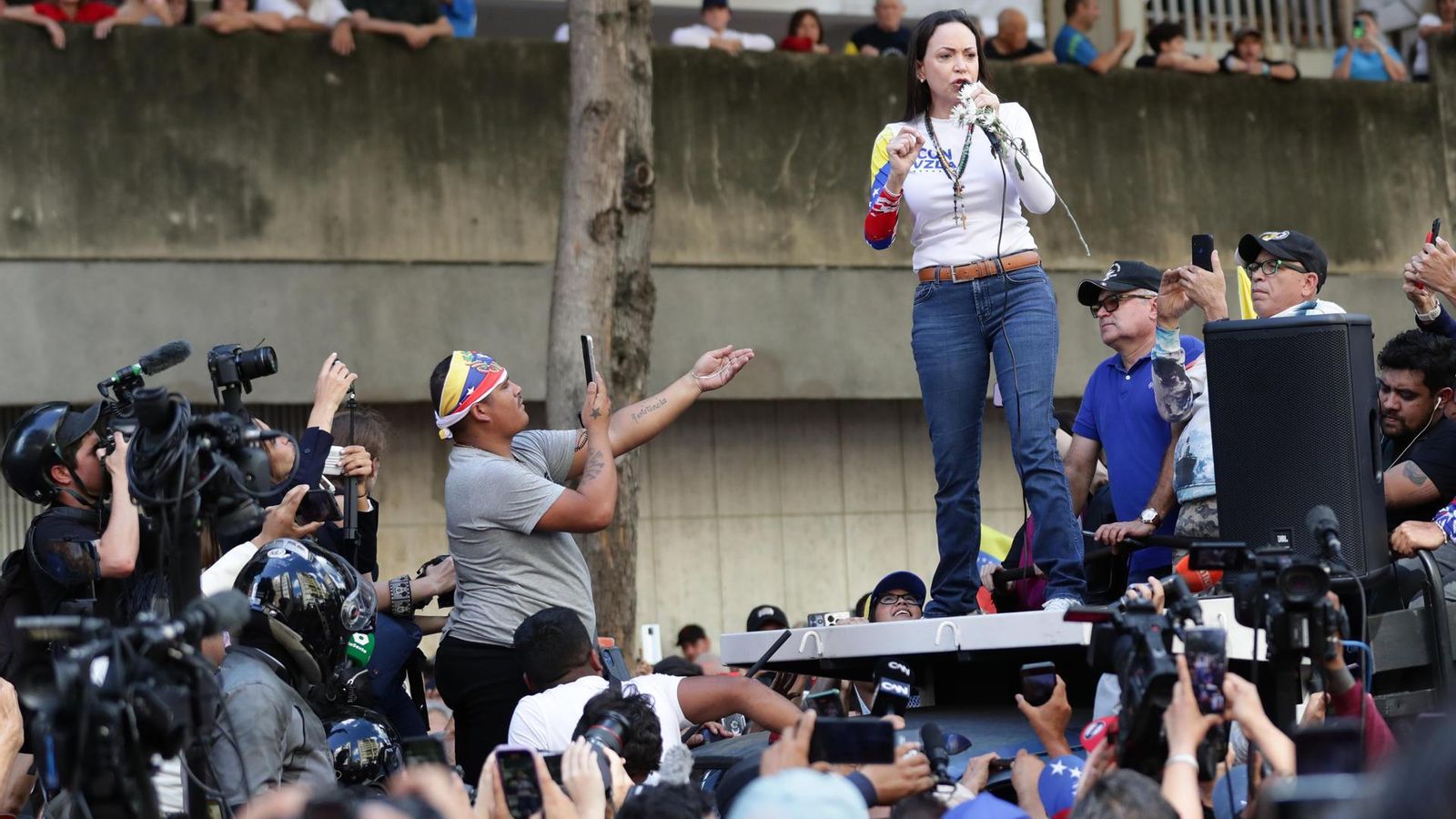 La líder opositora María Corina Machado reapareix este dijous en una protesta a Caracas després de 133 dies en la clandestinitat La líder opositora María Corina Machado reapareix este dijous en una protesta a Caracas després de 133 dies en la clandestinitat
