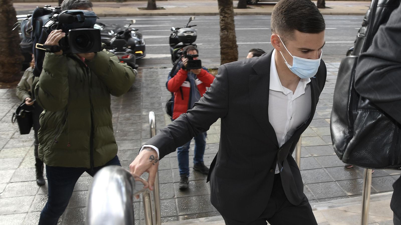 Santi Mina entrant al judici per la seua pressumpta agressió sexual