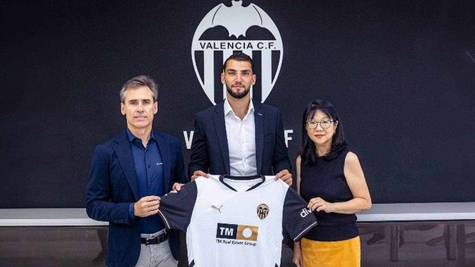 Rafa Mir amb Miguel Ángel Corona i Lay Hoon, director esportiu i presidenta del club, respectivament