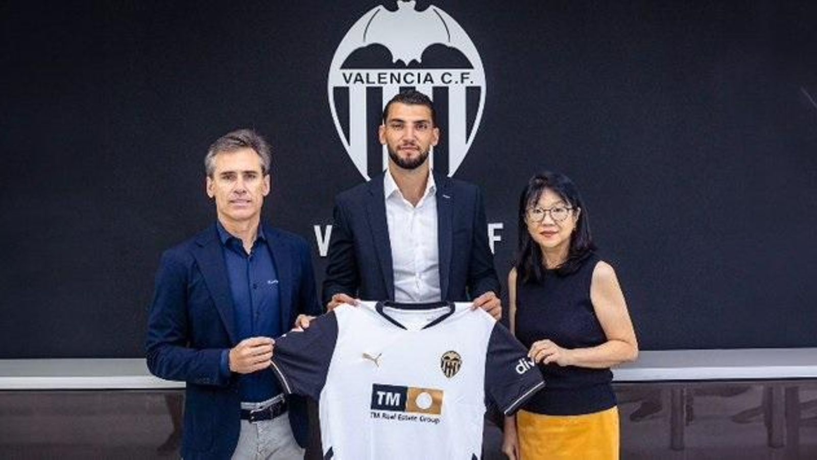 Rafa Mir amb Miguel Ángel Corona i Lay Hoon, director esportiu i presidenta del club, respectivament Rafa Mir amb Miguel Ángel Corona i Lay Hoon, director esportiu i presidenta del club, respectivament