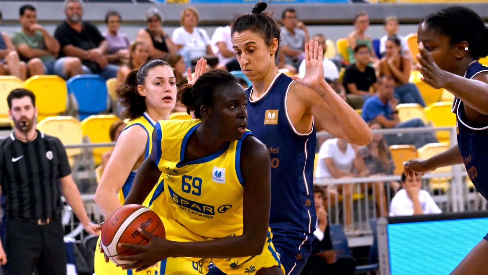 Alba Torrens, en una acció del partit