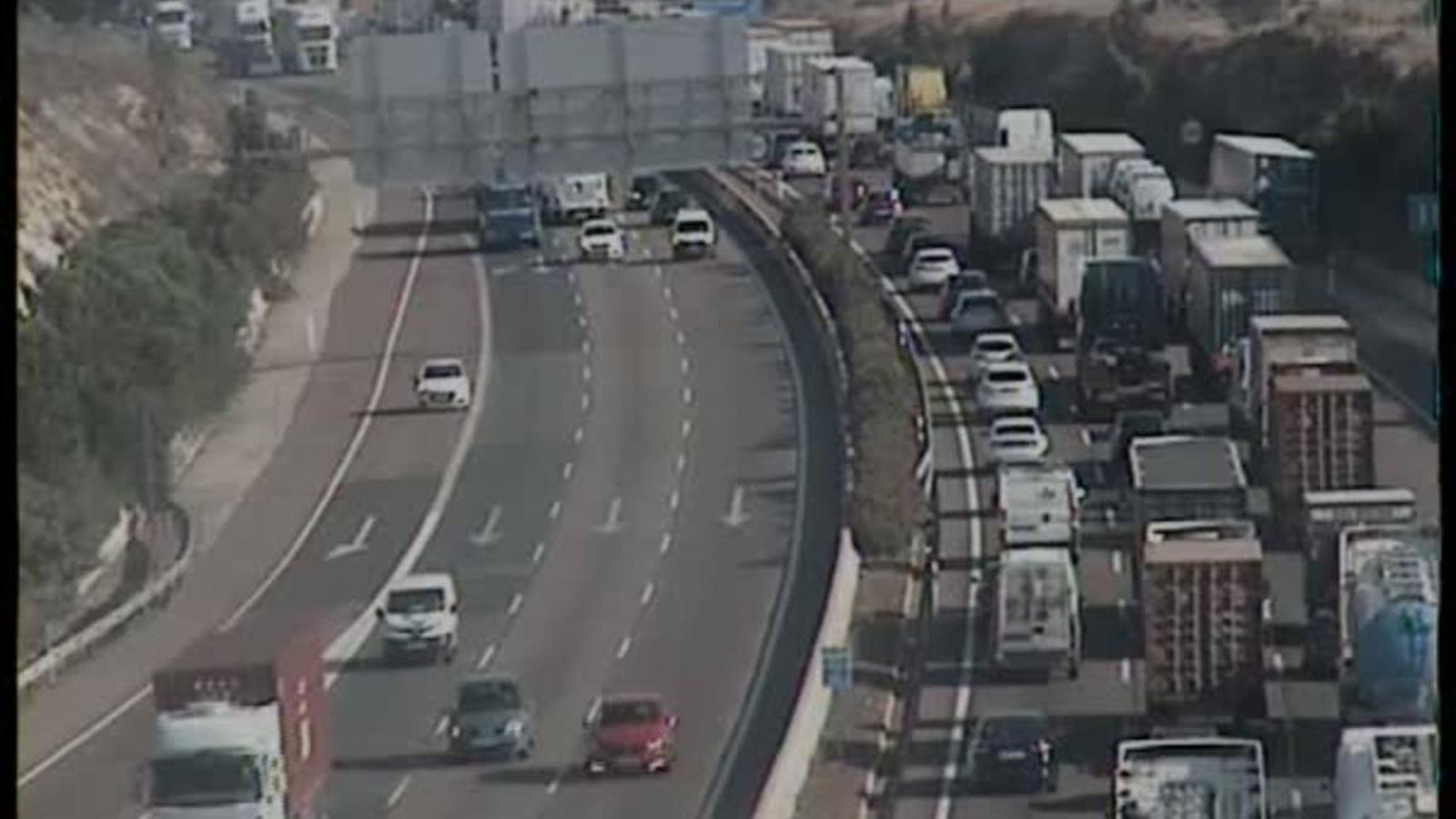 Càmera de la DGT en el punt quilomètric 321 de l'A7, on s'estan produïnt retencions
