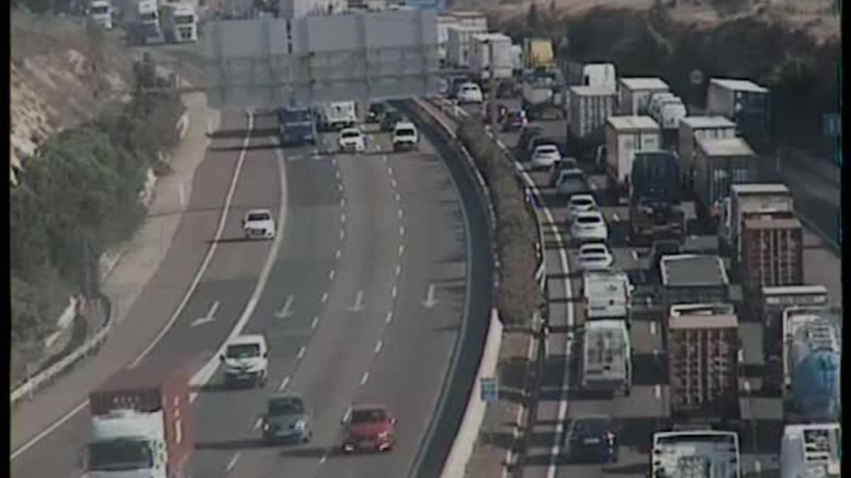 Càmera de la DGT en el punt quilomètric 321 de l'A7, on s'estan produïnt retencions Càmera de la DGT en el punt quilomètric 321 de l'A7, on s'estan produïnt retencions